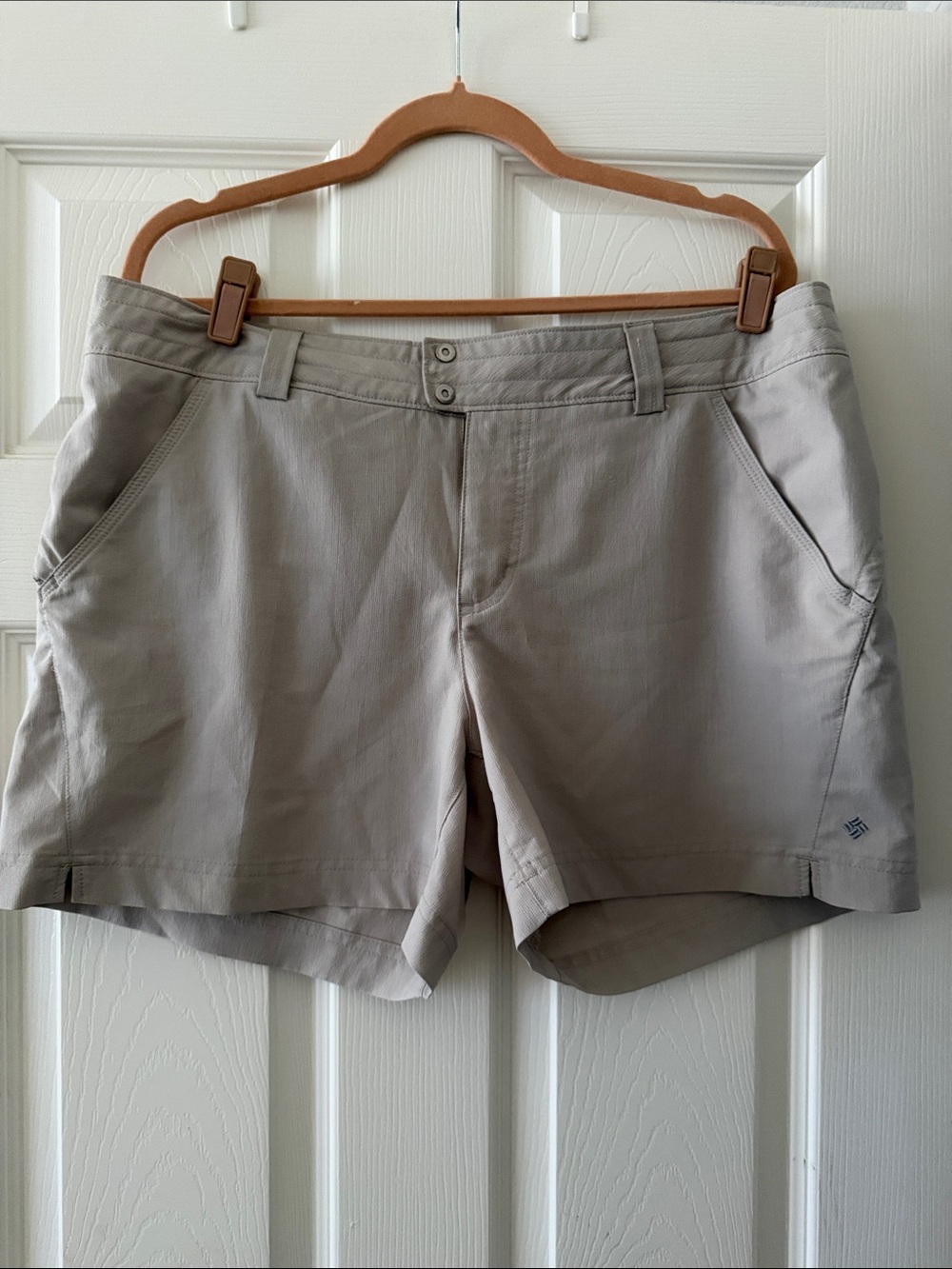 Pre-loved Columbia Women's Light Taupe Outdoor Shorts Size 16